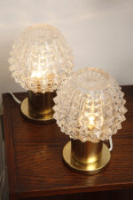 Dwie jednopunktowe metalowe lampki biurkowe/nocne/kinkiety ze szklanymi grubo ciętymi kloszami i podstawami w kolorze starego złota, Lustry Kamenický Šenov, Czechosłowacja, lata 60. - obrazek 45