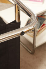 Niski i szeroki fotel "Borkum" z poduchą i podłokietnikami z żółtego weluru osadzonych na metalowej chromowanej konstrukcji, projekt Johan Bertil Häggström, Ikea, Szwecja, wzór z 1978 roku - obrazek 50