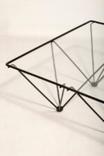 Kwadratowy stolik kawowy na metalowej czarnej konstrukcji ze szklanym przeźroczystym hartowanym blatem w stylu "Alanda" projektu Paolo Piva dla B&B Italia, lata 80. - obrazek 46