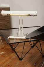 Biała duża jednopunktowa metalowa industrialna lampa biurkowa ze zdejmowanym kloszem z jarzeniówką, Woja Holland, Holandia, lata 80. - obrazek 46