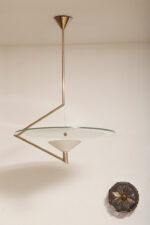 Duża lampa sufitowa "Olympia 2731" z okrągłym masywnym szklanym kloszem w kształcie koła zawieszonym na stalowej złotej konstrukcji, projekt Daniel Puppa dla Fontana Arte/Mediolan, Włochy, wzór z 1984 roku - obrazek 45