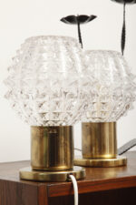 Dwie jednopunktowe metalowe lampki biurkowe/nocne/kinkiety ze szklanymi grubo ciętymi kloszami i podstawami w kolorze starego złota, Lustry Kamenický Šenov, Czechosłowacja, lata 60. - obrazek 46