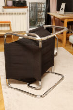 Niski i szeroki fotel "Borkum" z poduchą i podłokietnikami z żółtego weluru osadzonych na metalowej chromowanej konstrukcji, projekt Johan Bertil Häggström, Ikea, Szwecja, wzór z 1978 roku - obrazek 51