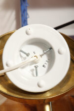 Nieduża ciężka jednopunktowa stożkowa mlecznobiała szklana lampka nocna/biurkowa "Kibo" z okrągłą złotą metalową podstawą, Peill & Putzler, Niemcy, lata 70 - obrazek 46