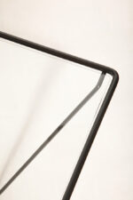 Kwadratowy stolik kawowy na metalowej czarnej konstrukcji ze szklanym przeźroczystym hartowanym blatem w stylu "Alanda" projektu Paolo Piva dla B&B Italia, lata 80. - obrazek 47