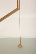 Duża lampa sufitowa "Olympia 2731" z okrągłym masywnym szklanym kloszem w kształcie koła zawieszonym na stalowej złotej konstrukcji, projekt Daniel Puppa dla Fontana Arte/Mediolan, Włochy, wzór z 1984 roku - obrazek 46