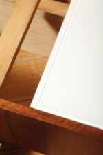 Prostokątny mahoniowy kwietnik/ława/stolik pomocnik/stolik kawowy z dwoma szklanymi białymi blatami i plastikowym wyjmowanym wkładem na kwiaty, Czechosłowacja, lata 70. - obrazek 54