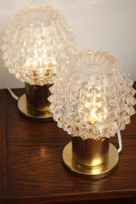 Dwie jednopunktowe metalowe lampki biurkowe/nocne/kinkiety ze szklanymi grubo ciętymi kloszami i podstawami w kolorze starego złota, Lustry Kamenický Šenov, Czechosłowacja, lata 60. - obrazek 47