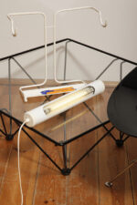 Biała duża jednopunktowa metalowa industrialna lampa biurkowa ze zdejmowanym kloszem z jarzeniówką, Woja Holland, Holandia, lata 80. - obrazek 48