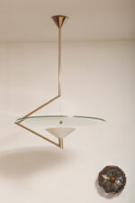 Duża lampa sufitowa "Olympia 2731" z okrągłym masywnym szklanym kloszem w kształcie koła zawieszonym na stalowej złotej konstrukcji, projekt Daniel Puppa dla Fontana Arte/Mediolan, Włochy, wzór z 1984 roku - obrazek 47