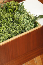 Prostokątny mahoniowy kwietnik/ława/stolik pomocnik/stolik kawowy z dwoma szklanymi białymi blatami i plastikowym wyjmowanym wkładem na kwiaty, Czechosłowacja, lata 70. - obrazek 55