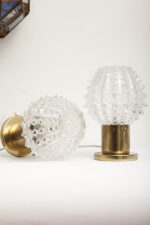 Dwie jednopunktowe metalowe lampki biurkowe/nocne/kinkiety ze szklanymi grubo ciętymi kloszami i podstawami w kolorze starego złota, Lustry Kamenický Šenov, Czechosłowacja, lata 60. - obrazek 48