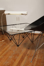 Biała duża jednopunktowa metalowa industrialna lampa biurkowa ze zdejmowanym kloszem z jarzeniówką, Woja Holland, Holandia, lata 80. - obrazek 49