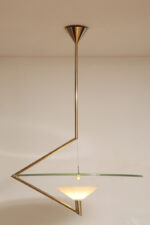 Duża lampa sufitowa "Olympia 2731" z okrągłym masywnym szklanym kloszem w kształcie koła zawieszonym na stalowej złotej konstrukcji, projekt Daniel Puppa dla Fontana Arte/Mediolan, Włochy, wzór z 1984 roku - obrazek 48