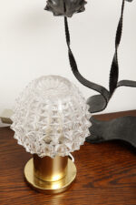 Dwie jednopunktowe metalowe lampki biurkowe/nocne/kinkiety ze szklanymi grubo ciętymi kloszami i podstawami w kolorze starego złota, Lustry Kamenický Šenov, Czechosłowacja, lata 60. - obrazek 49