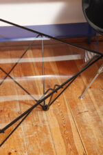 Kwadratowy stolik kawowy na metalowej czarnej konstrukcji ze szklanym przeźroczystym hartowanym blatem w stylu "Alanda" projektu Paolo Piva dla B&B Italia, lata 80. - obrazek 50