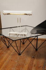 Biała duża jednopunktowa metalowa industrialna lampa biurkowa ze zdejmowanym kloszem z jarzeniówką, Woja Holland, Holandia, lata 80. - obrazek 50