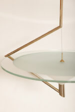 Duża lampa sufitowa "Olympia 2731" z okrągłym masywnym szklanym kloszem w kształcie koła zawieszonym na stalowej złotej konstrukcji, projekt Daniel Puppa dla Fontana Arte/Mediolan, Włochy, wzór z 1984 roku - obrazek 49