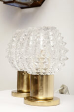 Dwie jednopunktowe metalowe lampki biurkowe/nocne/kinkiety ze szklanymi grubo ciętymi kloszami i podstawami w kolorze starego złota, Lustry Kamenický Šenov, Czechosłowacja, lata 60. - obrazek 50