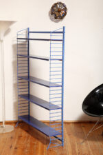 Modułowa wolnostojąca szafka/regał/biblioteczka na metalowej niebieskiej konstrukcji z pięcioma metalowymi półkami z regulowaną wysokością, Drentea, Holandia, lata 60. - obrazek 5