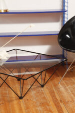 Kwadratowy stolik kawowy na metalowej czarnej konstrukcji ze szklanym przeźroczystym hartowanym blatem w stylu "Alanda" projektu Paolo Piva dla B&B Italia, lata 80. - obrazek 5