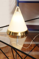 Nieduża ciężka jednopunktowa stożkowa mlecznobiała szklana lampka nocna/biurkowa "Kibo" z okrągłą złotą metalową podstawą, Peill & Putzler, Niemcy, lata 70 - obrazek 7
