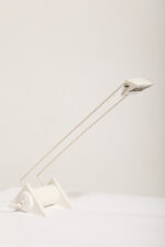 Biała jednopunktowa geometryczna plastikowo-metalowo-drewniana lampa biurkowa w stylu Memphis firmy Woja Holland, Holandia, lata 80. - obrazek 5