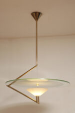 Duża lampa sufitowa "Olympia 2731" z okrągłym masywnym szklanym kloszem w kształcie koła zawieszonym na stalowej złotej konstrukcji, projekt Daniel Puppa dla Fontana Arte/Mediolan, Włochy, wzór z 1984 roku - obrazek 5