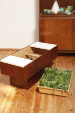 Prostokątny mahoniowy kwietnik/ława/stolik pomocnik/stolik kawowy z dwoma szklanymi białymi blatami i plastikowym wyjmowanym wkładem na kwiaty, Czechosłowacja, lata 70. - obrazek 6