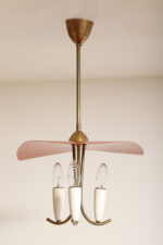 Trzypunktowa metalowa lampa wisząca/sufitowa z trzema zakrzywionymi ramionami w kolorze starego złota zakończonymi źródłami światła z metalowym czerwonym lekko profilowanym trójkątnym kloszem nad nimi, Mid Century Modern, Niemcy, lata 50. - obrazek 5