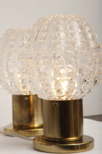 Dwie jednopunktowe metalowe lampki biurkowe/nocne/kinkiety ze szklanymi grubo ciętymi kloszami i podstawami w kolorze starego złota, Lustry Kamenický Šenov, Czechosłowacja, lata 60. - obrazek 5