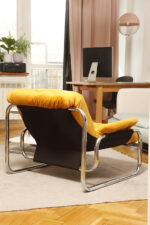 Niski i szeroki fotel "Borkum" z poduchą i podłokietnikami z żółtego weluru osadzonych na metalowej chromowanej konstrukcji, projekt Johan Bertil Häggström, Ikea, Szwecja, wzór z 1978 roku - obrazek 6