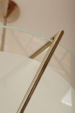 Duża lampa sufitowa "Olympia 2731" z okrągłym masywnym szklanym kloszem w kształcie koła zawieszonym na stalowej złotej konstrukcji, projekt Daniel Puppa dla Fontana Arte/Mediolan, Włochy, wzór z 1984 roku - obrazek 50