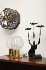 Dwie jednopunktowe metalowe lampki biurkowe/nocne/kinkiety ze szklanymi grubo ciętymi kloszami i podstawami w kolorze starego złota, Lustry Kamenický Šenov, Czechosłowacja, lata 60. - obrazek 51