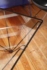 Kwadratowy stolik kawowy na metalowej czarnej konstrukcji ze szklanym przeźroczystym hartowanym blatem w stylu "Alanda" projektu Paolo Piva dla B&B Italia, lata 80. - obrazek 52