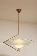 Duża lampa sufitowa "Olympia 2731" z okrągłym masywnym szklanym kloszem w kształcie koła zawieszonym na stalowej złotej konstrukcji, projekt Daniel Puppa dla Fontana Arte/Mediolan, Włochy, wzór z 1984 roku - obrazek 51