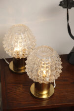 Dwie jednopunktowe metalowe lampki biurkowe/nocne/kinkiety ze szklanymi grubo ciętymi kloszami i podstawami w kolorze starego złota, Lustry Kamenický Šenov, Czechosłowacja, lata 60. - obrazek 52