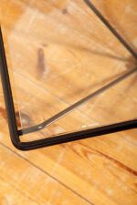 Kwadratowy stolik kawowy na metalowej czarnej konstrukcji ze szklanym przeźroczystym hartowanym blatem w stylu "Alanda" projektu Paolo Piva dla B&B Italia, lata 80. - obrazek 53