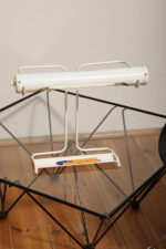 Biała duża jednopunktowa metalowa industrialna lampa biurkowa ze zdejmowanym kloszem z jarzeniówką, Woja Holland, Holandia, lata 80. - obrazek 53