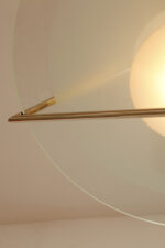 Duża lampa sufitowa "Olympia 2731" z okrągłym masywnym szklanym kloszem w kształcie koła zawieszonym na stalowej złotej konstrukcji, projekt Daniel Puppa dla Fontana Arte/Mediolan, Włochy, wzór z 1984 roku - obrazek 52