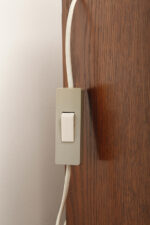 Dwie jednopunktowe metalowe lampki biurkowe/nocne/kinkiety ze szklanymi grubo ciętymi kloszami i podstawami w kolorze starego złota, Lustry Kamenický Šenov, Czechosłowacja, lata 60. - obrazek 53