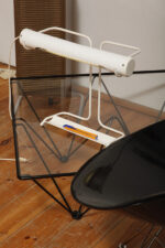 Biała duża jednopunktowa metalowa industrialna lampa biurkowa ze zdejmowanym kloszem z jarzeniówką, Woja Holland, Holandia, lata 80. - obrazek 54