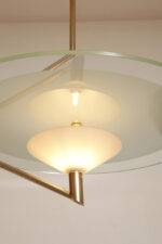 Duża lampa sufitowa "Olympia 2731" z okrągłym masywnym szklanym kloszem w kształcie koła zawieszonym na stalowej złotej konstrukcji, projekt Daniel Puppa dla Fontana Arte/Mediolan, Włochy, wzór z 1984 roku - obrazek 53