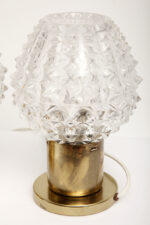 Dwie jednopunktowe metalowe lampki biurkowe/nocne/kinkiety ze szklanymi grubo ciętymi kloszami i podstawami w kolorze starego złota, Lustry Kamenický Šenov, Czechosłowacja, lata 60. - obrazek 54