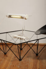 Biała duża jednopunktowa metalowa industrialna lampa biurkowa ze zdejmowanym kloszem z jarzeniówką, Woja Holland, Holandia, lata 80. - obrazek 55