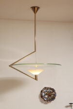 Duża lampa sufitowa "Olympia 2731" z okrągłym masywnym szklanym kloszem w kształcie koła zawieszonym na stalowej złotej konstrukcji, projekt Daniel Puppa dla Fontana Arte/Mediolan, Włochy, wzór z 1984 roku - obrazek 54