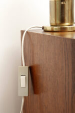 Dwie jednopunktowe metalowe lampki biurkowe/nocne/kinkiety ze szklanymi grubo ciętymi kloszami i podstawami w kolorze starego złota, Lustry Kamenický Šenov, Czechosłowacja, lata 60. - obrazek 55