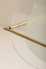 Duża lampa sufitowa "Olympia 2731" z okrągłym masywnym szklanym kloszem w kształcie koła zawieszonym na stalowej złotej konstrukcji, projekt Daniel Puppa dla Fontana Arte/Mediolan, Włochy, wzór z 1984 roku - obrazek 55