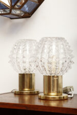 Dwie jednopunktowe metalowe lampki biurkowe/nocne/kinkiety ze szklanymi grubo ciętymi kloszami i podstawami w kolorze starego złota, Lustry Kamenický Šenov, Czechosłowacja, lata 60. - obrazek 56