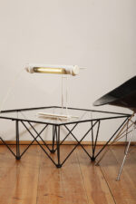 Biała duża jednopunktowa metalowa industrialna lampa biurkowa ze zdejmowanym kloszem z jarzeniówką, Woja Holland, Holandia, lata 80. - obrazek 57